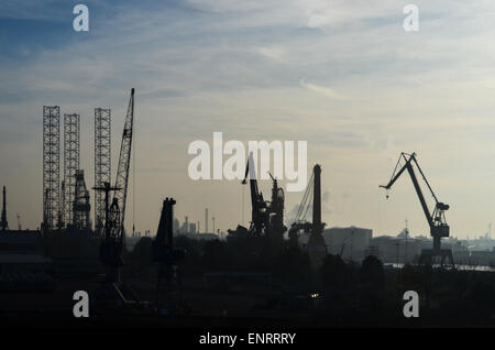 Silhouettes de grues et chantier naval dans le rétroéclairage, port de Rotterdam, Pays-Bas Banque D'Images