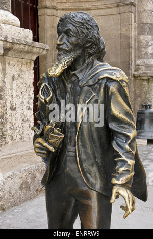 Statue en bronze de El Caballero de Paris en face de l'Eglise de San Francisco de Asis, Habana Vieja (la vieille Havane), Cuba Banque D'Images