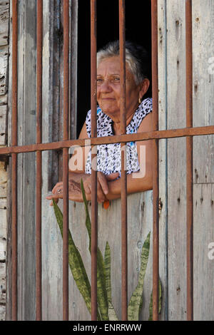 Portrait d'une femme âgée à la fenêtre de sortie, Regla, Cuba Banque D'Images