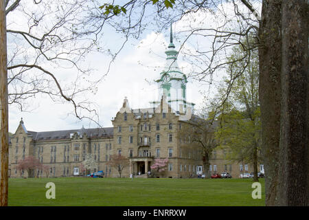 Weston, WV, États-Unis d'Amérique - 3 mai 2015 : Entrée de Trans-Allegheny Lunatic Asylum. Banque D'Images