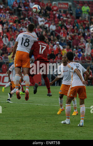 L'UNICEF demande l'avant Toronto FC (17) et Houston Dynamo defender David Horst (18) bataille dans l'air pendant le match entre Toronto FC et Houston Dynamo au BMO Field à Toronto, Canada le 10 mai 2015. Banque D'Images