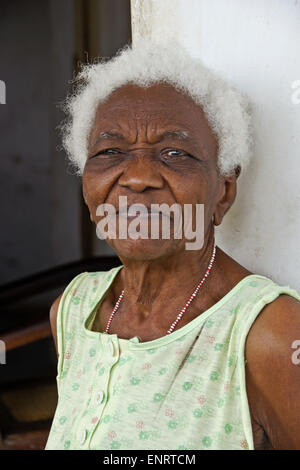 Vieille femme afro-cubaine, descendant d'esclaves libérés, Valle de los Ingenios (Vallée des moulins à sucre), Trinidad, Cuba Banque D'Images