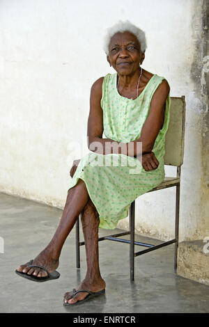 Vieille femme afro-cubaine, descendant d'esclaves libérés, Valle de los Ingenios (Vallée des moulins à sucre), Trinidad, Cuba Banque D'Images