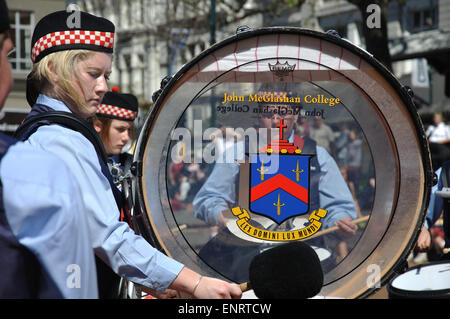 DUNEDIN, Nouvelle-Zélande, le 21 février 2010 : Une écolière non identifiés à la battre tambour dans un pipe band de la concurrence dans l'Octogone Banque D'Images