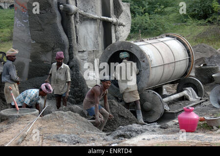 TAMIL Nadu, Inde, vers 2009 : Les travailleuses et travailleurs non identifiés les tuyaux en béton, circa 2009 au Tamil Nadu, Inde. Banque D'Images