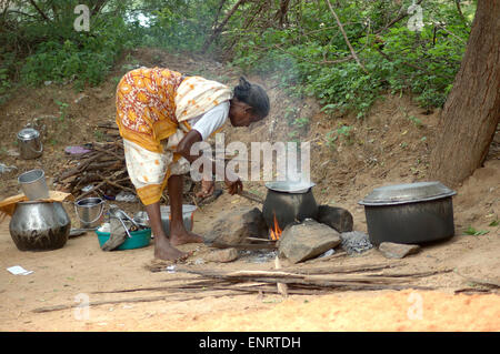 TAMIL Nadu, Inde, vers 2009 : une femme non identifiée la cuisson du riz à l'extérieur, vers 2009 dans la région de Tamil Nadu, Inde. Banque D'Images