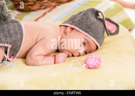 Pâques Naissance bebe Fille en costume de lapin au crochet Banque D'Images