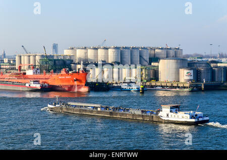 Usine de Vopak et les navires de chargement, Rotterdam, Rotterdam, Pays-Bas Banque D'Images