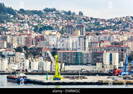 Maisons et immeubles de la ville de Vigo, Espagne, derrière le port Banque D'Images