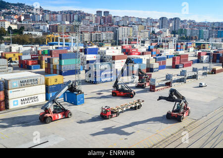 Chariots de manutention au terminal des conteneurs du port de Vigo, Espagne Banque D'Images