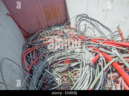 Conteneurs de décharge de déchets dangereux plein de fils électriques Banque D'Images