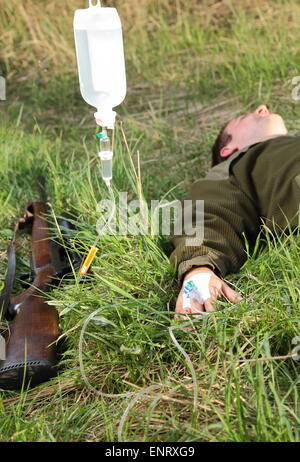 Un chasseur avec infusion après un accident de chasse Banque D'Images