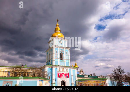 Monastère Saint Michel clochers Cathédrale Spires Façade dôme doré Tour de Kiev Ukraine. Banque D'Images