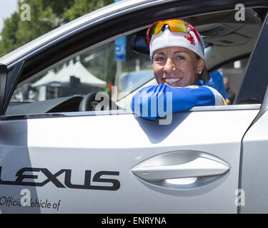 Sacramento, Californie, USA. 10 mai, 2015. Dimanche, 10 mai 2015.Amgen Tour de Californie, gagnante de la course femmes TRIXI WORRACK, est assis dans une nouvelle Lexus, son prix pour gagner la course. WORRACK, la course sur route 2013 Champion National Allemand classé troisième hier, s'est rendu difficile pour la victoire et a balayé les trois premières des quatre sprints. Cet exploit incroyable l'a 6-deuxième avantage menant au derniers tours dans le centre-ville de Sacramento, en Californie. © Tracy Barbutes/ZUMA/Alamy Fil Live News Banque D'Images