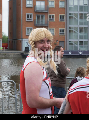 Gloucester, Royaume-Uni. 10 mai, 2015. Les équipes de la course de bateaux-dragons se rassemblent à Gloucester docks pour la 18e édition de la régate. L'événement a recueilli des fonds pour les organismes de bienfaisance pour aider les enfants et les jeunes atteints du cancer. Crédit : Chris Poole/Alamy Live News Banque D'Images