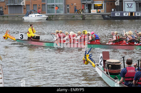 Gloucester, Royaume-Uni. 10 mai, 2015. Les équipes de la course de bateaux-dragons se rassemblent à Gloucester docks pour la 18e édition de la régate. L'événement a recueilli des fonds pour les organismes de bienfaisance pour aider les enfants et les jeunes atteints du cancer. Crédit : Chris Poole/Alamy Live News Banque D'Images