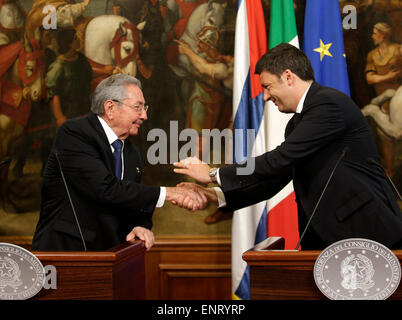 Rome, Italie. 10 mai, 2015. Le leader cubain Raul Castro (L), serre la main du Premier Ministre Italien Matteo Renzi lors d'une conférence de presse, à Rome, Italie, le 10 mai 2015. Raul Castro est arrivée le dimanche en Italie pour une visite officielle de tenir des pourparlers avec Matteo Renzi sur Cuba et l'UE les négociations. © Alberto Lingria/Xinhua/Alamy Live News Banque D'Images