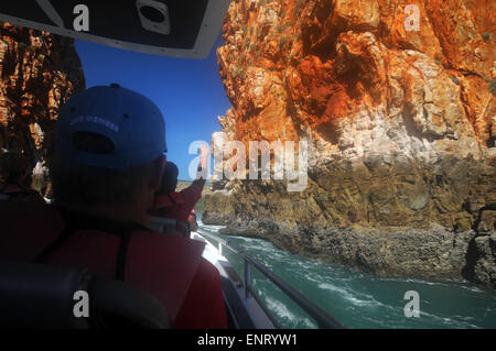 Les gens sur le bateau en passant par l'archipel de Buccaneer, Chutes horizontales, Kimberley, en Australie occidentale. Pas de monsieur ou PR