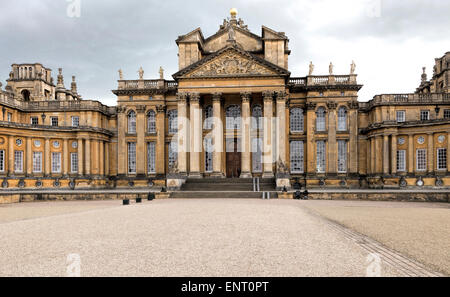 La grande cour à Blenheim Palace, la maison du 12ème duc de Marlborough, à Woodstock, Oxfordshire, Angleterre, Royaume-Uni. Banque D'Images