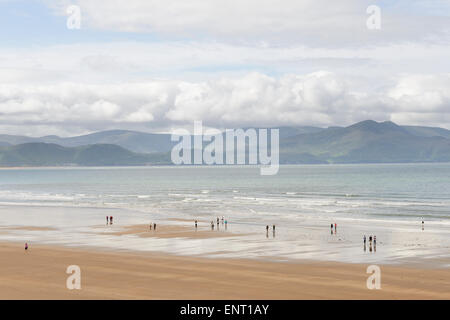 Les gens qui marchent sur la plage Inch avec l'Iveragh dans l'arrière-plan. Le comté de Kerry, Irlande. Banque D'Images