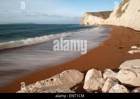 La vague déferle près de Bat's Head sur la côte jurassique, Dorset, UK. Banque D'Images