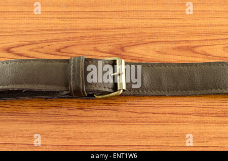 Bracelet en cuir sac sur fond de bois Banque D'Images