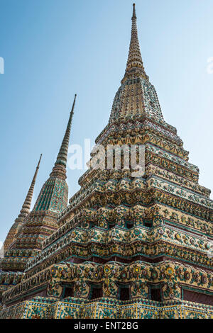 Trois Chedis, Phra Maha Chedi Si Ratchakan, temple Wat Pho, Wat Phra Chetuphon, Bangkok, Thaïlande Banque D'Images