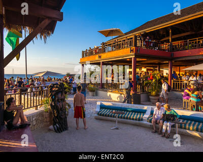 Rick's Cafe, bien connu situé sur la plage de Negril, Jamaïque Westmoreland, Région Banque D'Images