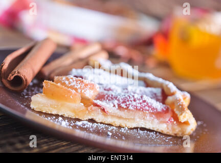 Tarte aux pommes sur plaque et sur une table Banque D'Images