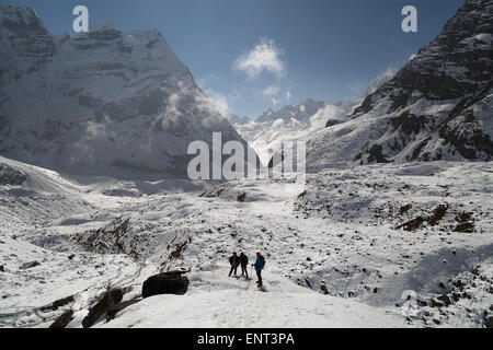 Les randonneurs au-dessus de Kare Camp, Mera Peak (6476m), Népal Banque D'Images