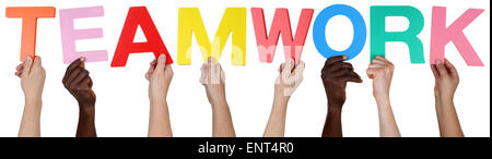 Multi Ethnic groupe de personnes détenant le mot isolé d'équipe Banque D'Images