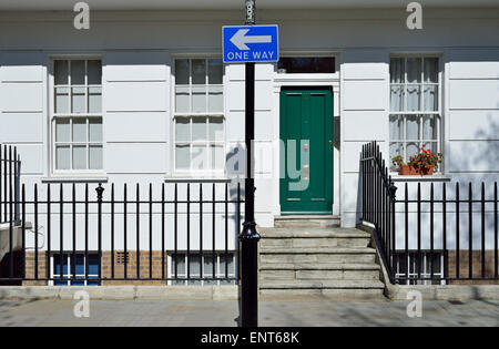 One way sign, Royal Avenue, King's Road, Kensington et Chelsea, London SW3, Royaume-Uni Banque D'Images