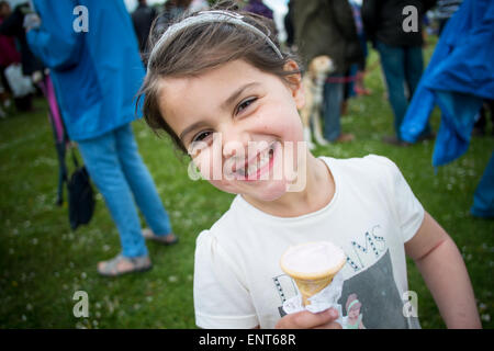 Little girl smiling manger une glace Banque D'Images