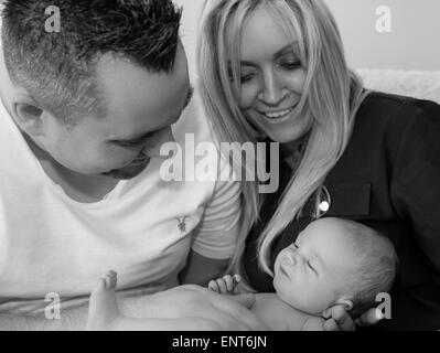Mère et père holding newborn baby Banque D'Images