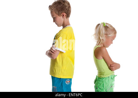 Portrait de soeur blonde et brothe dans une querelle debout avec le dos de l'autre sur fond blanc avec un espace réservé au texte