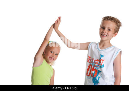 Portrait de soeur blonde et son frère d'être amis et frappant des mains sur fond blanc Banque D'Images