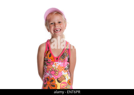 Portrait of a happy blonde avec dents change et une coiffe rose sur fond blanc avec un espace réservé au texte Banque D'Images