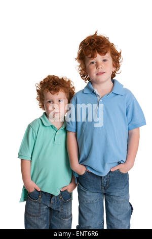 Portrait de deux frères aux cheveux rouges sur fond blanc Banque D'Images