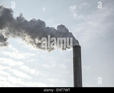 Nuages de fumée d'une cheminée en béton, close-up. Banque D'Images