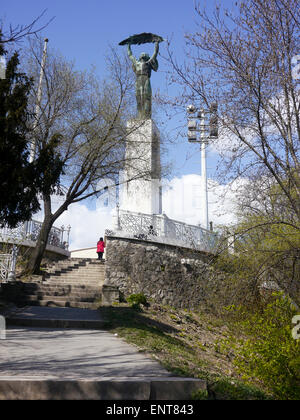 Statue de la liberté sur le dessus de la montagne Gellért en face de la Citadelle dans le quartier de Buda, à Budapest, Hongrie Banque D'Images