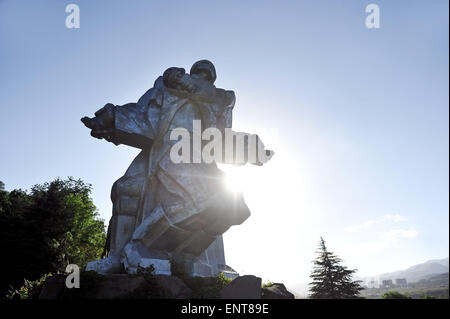 Soviétique énorme statue d'argent d'un soldat tenant un camarade mort représentant la Seconde Guerre mondiale Mémorial à Dilidjan, Arménie. Banque D'Images