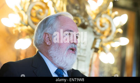 Hambourg, Allemagne. Le 11 mai, 2015. Le Commissaire européen chargé de l'énergie et l'Action Climatique Miguel Arias Cañete prend la parole lors de la réunion du G7 des ministres de l'énergie à la mairie de Hambourg, Allemagne, 11 mai 2015. La réunion a lieu à Hambourg les 11 et 12 mai. Dpa : Crédit photo alliance/Alamy Live News Banque D'Images