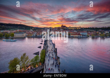 Coucher de soleil sur le Pont Charles et le château de Prague Banque D'Images