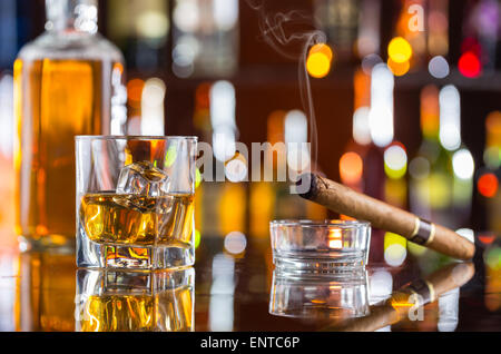 Verre de whisky avec fumeurs cigare sur comptoir bar Banque D'Images