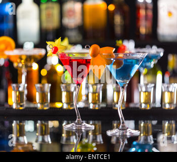 Martini des boissons sur comptoir bar avec des bouteilles sur fond flou Banque D'Images