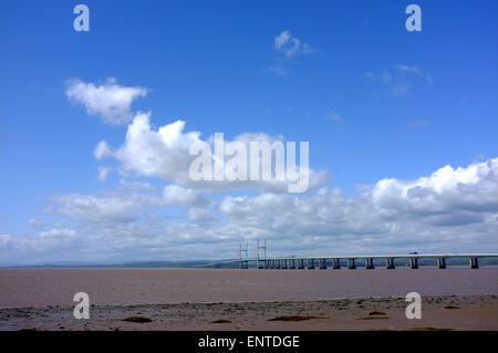 Un ciel bleu avec des nuages blancs moelleux au-dessus du deuxième passage Severn reliant le sud-ouest de l'Angleterre au sud est du pays de Galles. Banque D'Images