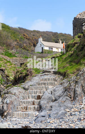 Des marches menant à des vestiges d'un ancien moulin à un cottage pittoresque à Trefin ou Trevine au parc national de la côte de Pembrokeshire, au pays de Galles, au Royaume-Uni en mai Banque D'Images