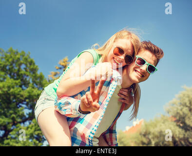 Smiling couple having fun et montrant la victoire Banque D'Images