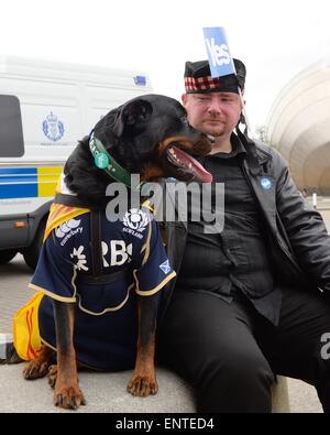 Écossais soutenant le oui lors du référendum. Son chien est également habillé en couleurs écossais. Banque D'Images