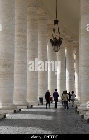 Des allées grand avec des colonnes de marbre qui entourent la Piazza San Pietro à la Cité du Vatican Banque D'Images